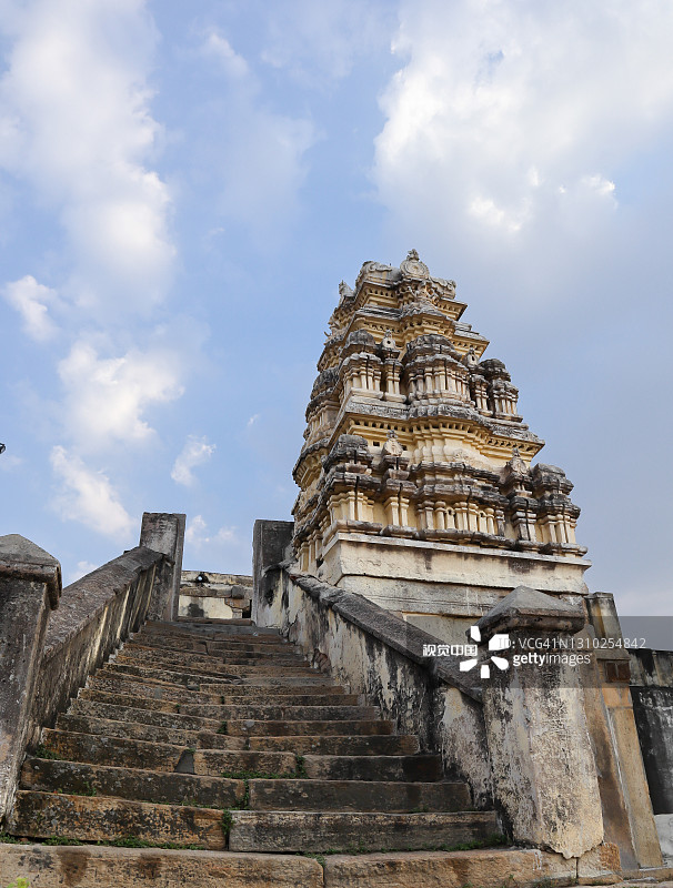 这是印度卡纳塔克邦梅尔科特镇的Chelevu Narayana寺庙和它的主要台阶的迷人照片。图片素材