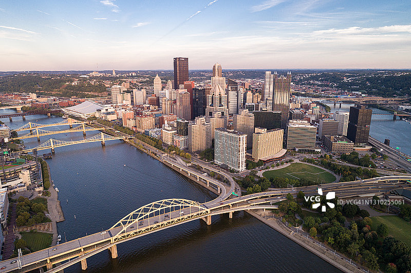 鸟瞰图匹兹堡，宾夕法尼亚州。以商业区和河流为背景。美丽的城市景观。图片素材