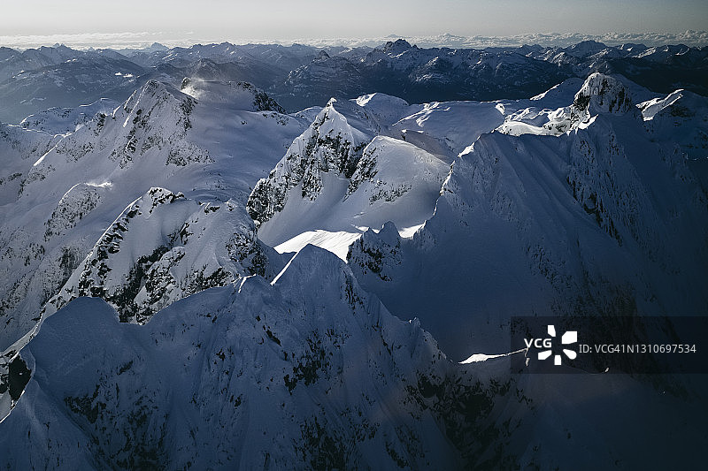 不列颠哥伦比亚省海岸山脉中极其崎岖的冰雪覆盖的山脊图片素材
