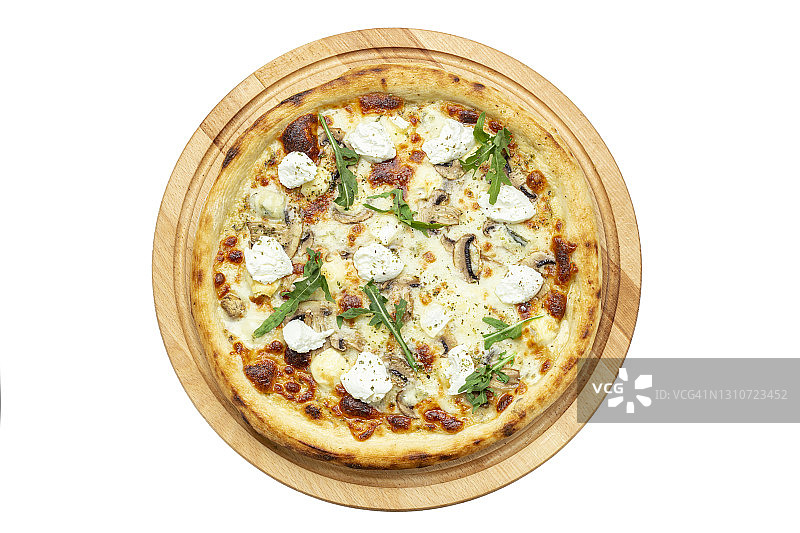 美味的披萨，菠萝，鸡肉和奶酪，在一个木制盘子孤立的白色背景。概念广告传单和海报的餐厅或披萨店。图片素材