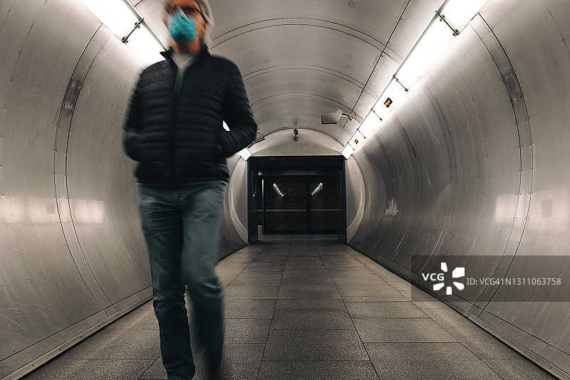 模糊运动的人行走在未来的地铁隧道在城市图片素材