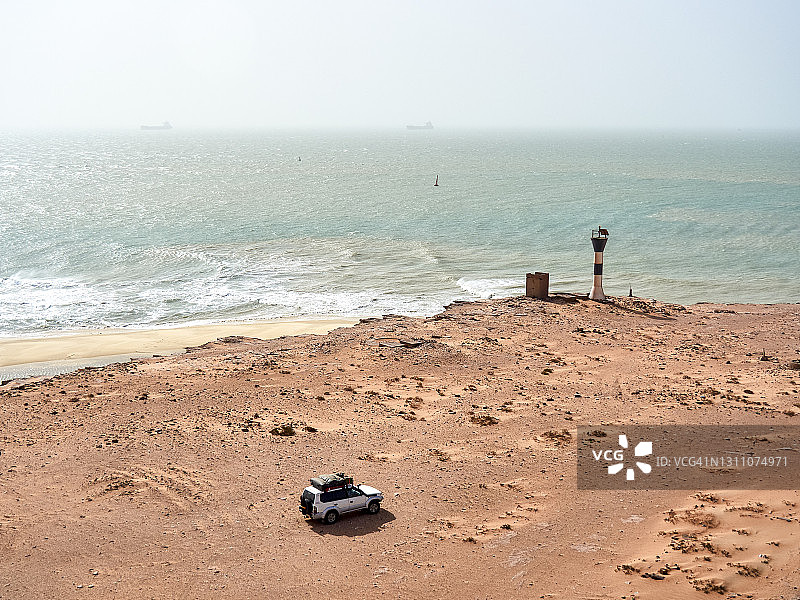 越野车驶向救生员小屋，俯瞰沙滩图片素材