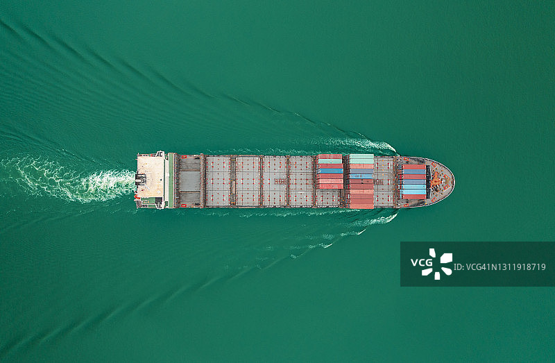 航拍俯视图集装箱货船全速，波浪造型优美，适合商务物流、进出口、海运或货运。图片素材