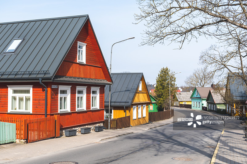 古老的立陶宛传统绿色木屋图片素材