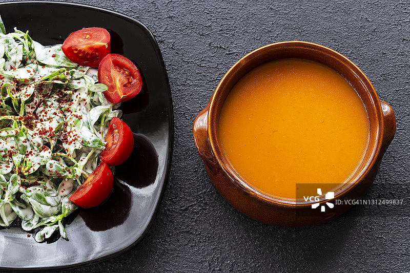 Tarhana汤。这种汤是一种特殊的健康有营养的火鸡汤。一般来说，安纳托利亚人经常喝这种美味的汤。它是由西红柿、洋葱、红辣椒和面粉制成的。图片素材