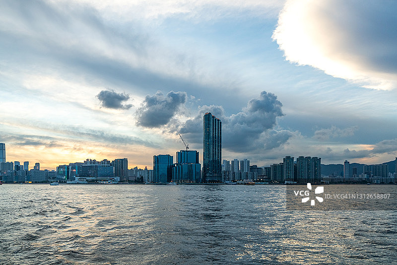 多云天气，香港城市天际线和空水面图片素材