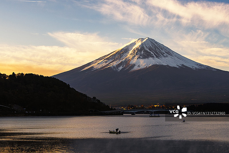 日本川口湖富士山和渔舟图片素材
