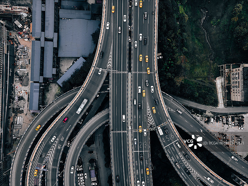 鸟瞰图的复杂天桥和繁忙的交通图片素材