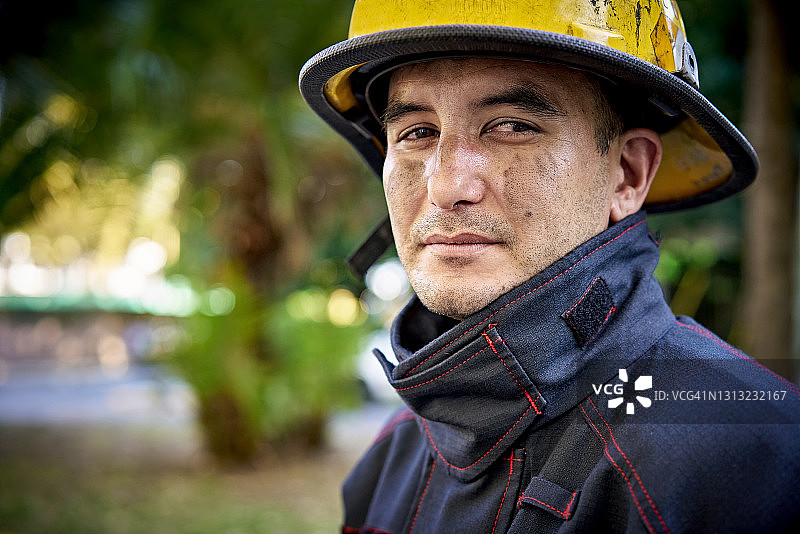 户外肖像的中年成年男性消防员图片素材