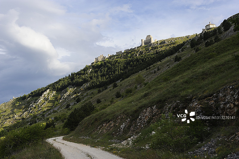 意大利阿布鲁佐的罗卡·卡拉西奥城堡。图片素材