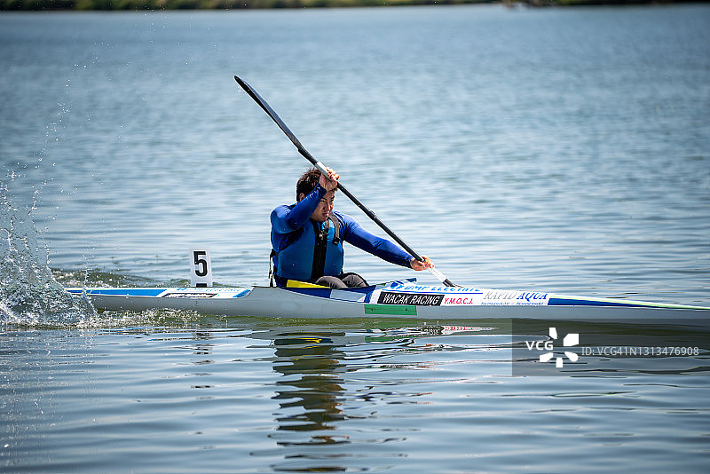 截瘫运动员在一场独木舟比赛中比赛他的皮划艇图片素材