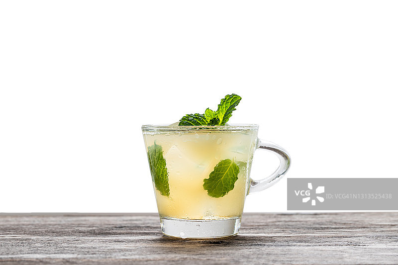 绿茶与冰在玻璃杯中孤立的白色图片素材