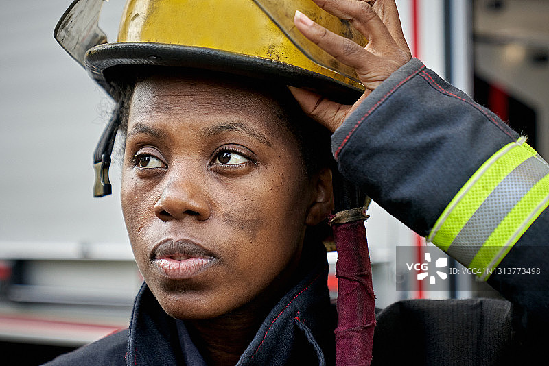 黑人女消防员和头盔的偷拍特写图片素材