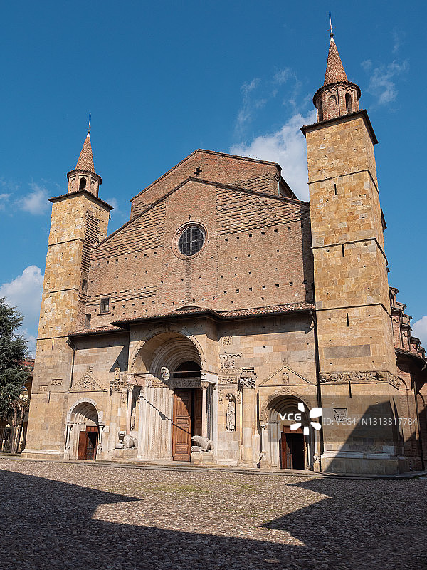 帕尔玛芬登扎的圣多尼诺大教堂，典型的罗马式风格——意大利图片素材