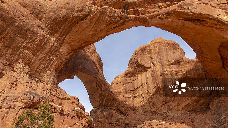 双拱门-景观和红岩构成在拱门国家公园在犹他州图片素材