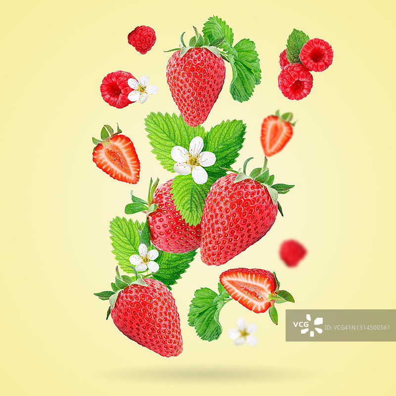 草莓浆果漂浮在黄色的背景上。草莓的背景。图片素材