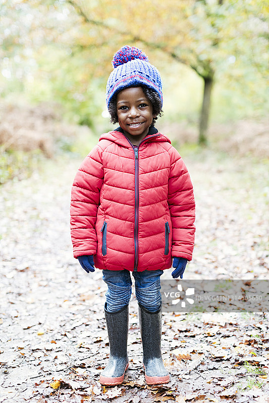 森林里微笑的小男孩的肖像图片素材