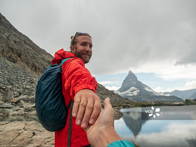 在著名的马特洪峰附近，一对夫妇手牵手图片素材