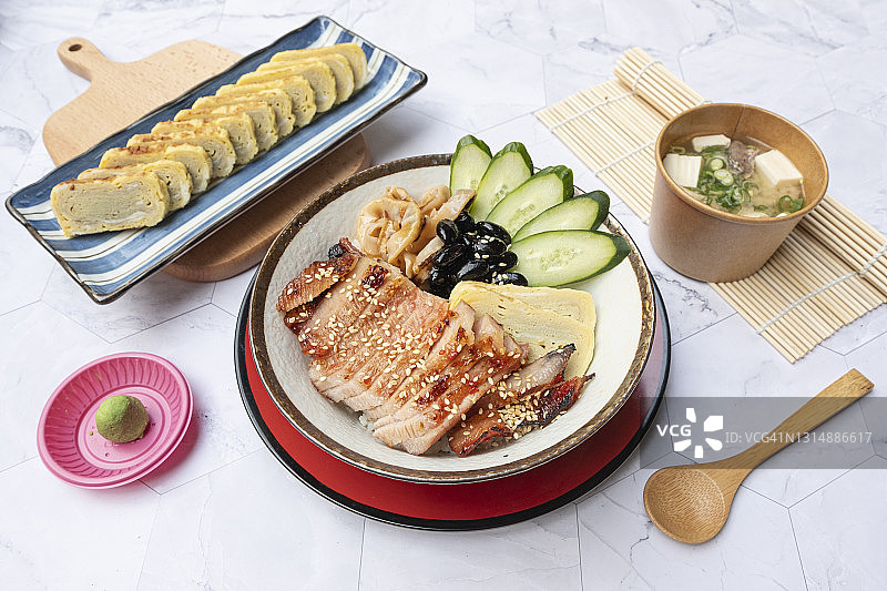 日本鲜烤猪肉饭，芥末，日本煎蛋卷，烤鱼烧和味噌汤图片素材