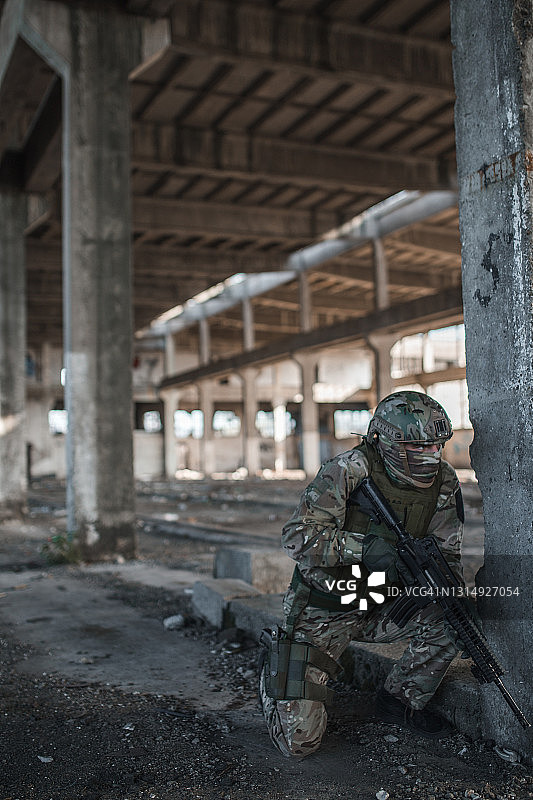 身着迷彩服的武装特种部队士兵在战区作战图片素材