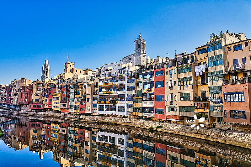 西班牙赫罗纳老城的奥尼亚尔河。图片素材