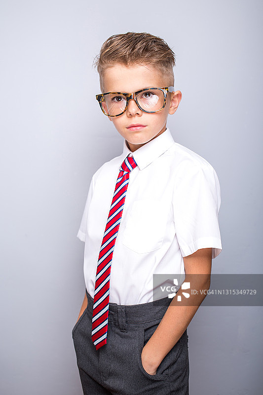 帅气优雅的男孩穿着白衬衫，打着领带，戴着眼镜图片素材