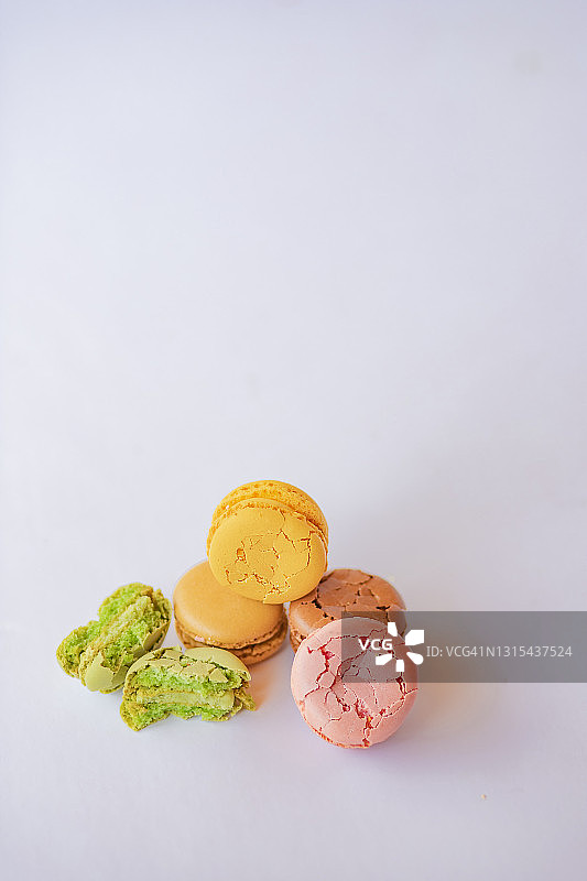 蛋糕马卡龙或孤立的马卡龙白色背景，甜而多彩的甜点。图片素材