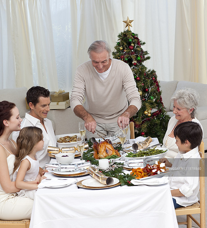 一家人在家里吃圣诞晚餐，还有火鸡图片素材