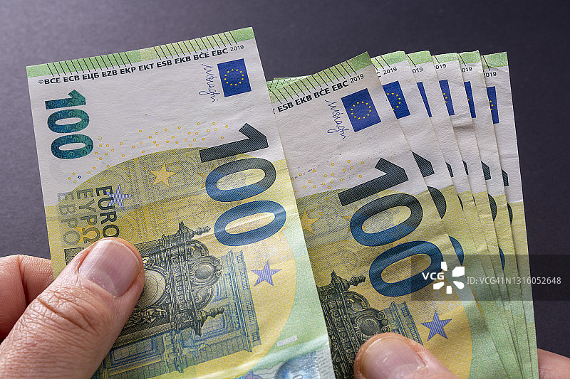 人们用手数着一堆欧洲100欧元钞票图片素材