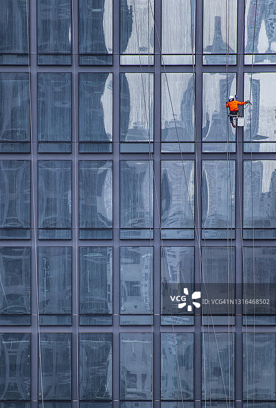 窗户清洁工正在曼谷的高层建筑外立面工作图片素材