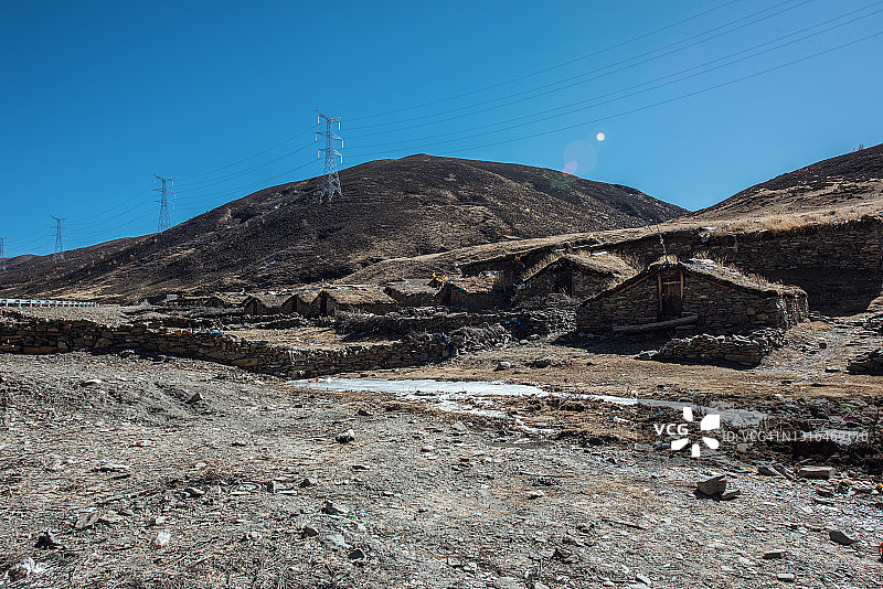西藏雪原山坡上的石屋图片素材
