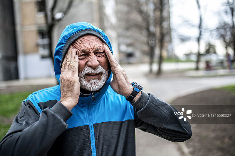 运动老人头痛得厉害。图片素材