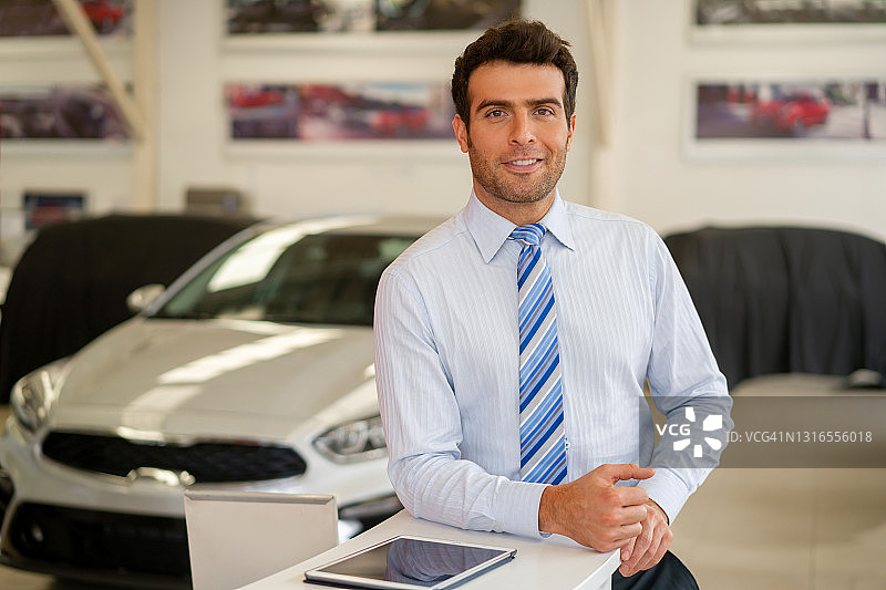 一个汽车销售人员在经销商工作的肖像图片素材