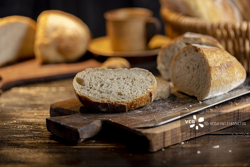 手工面包:发酵黑麦面包图片素材