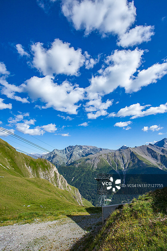 瑞士阿尔卑斯山的缆车轨道图片素材