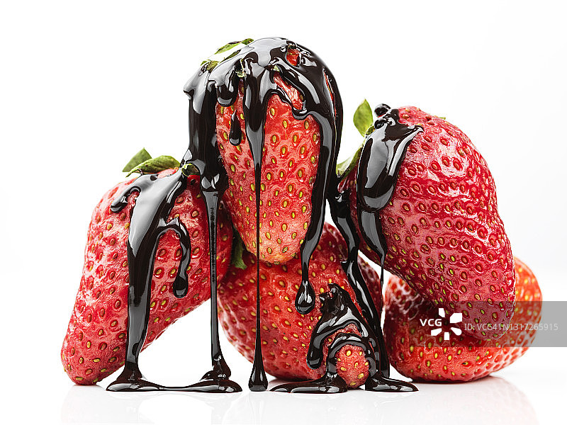 草莓和巧克力糖浆滴下来图片素材