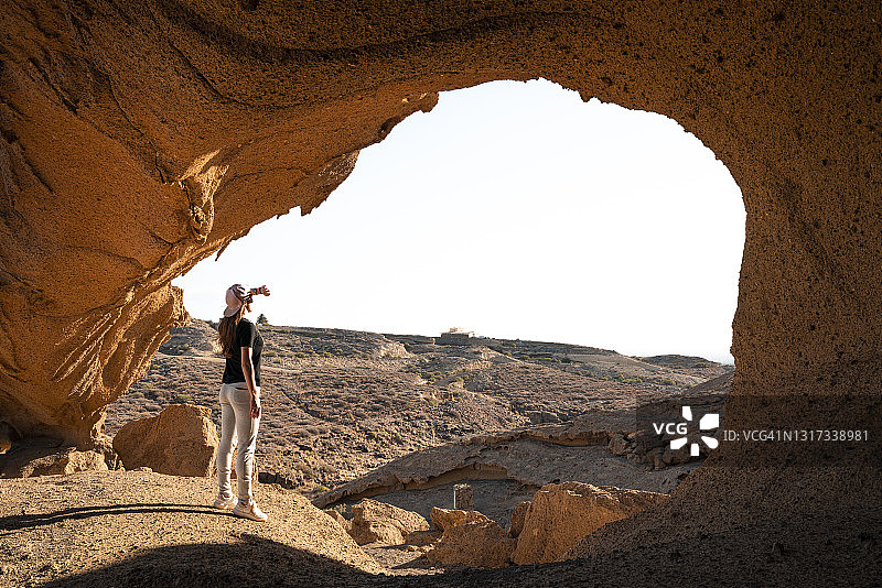 游客站在岩洞里看全景。特内里费,加那利群岛图片素材