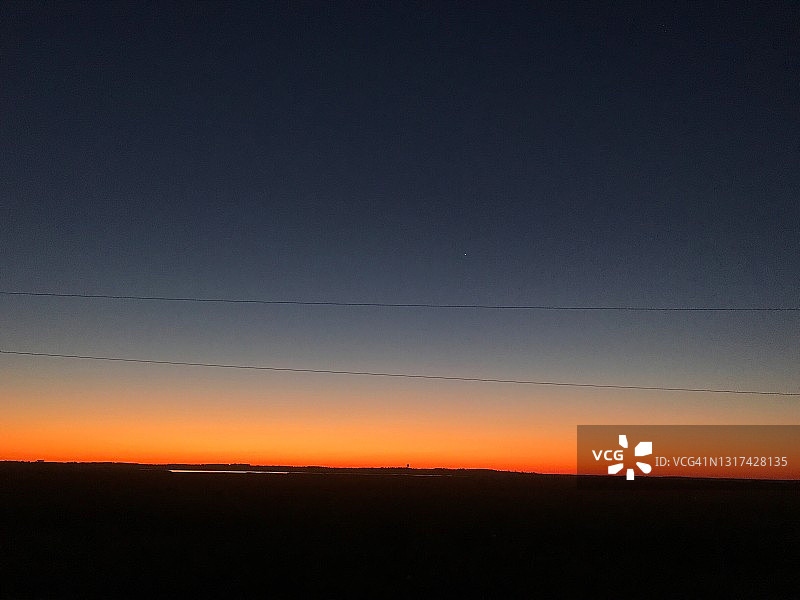 黎明时分，沼泽上的亮红色和橙色日出图片素材