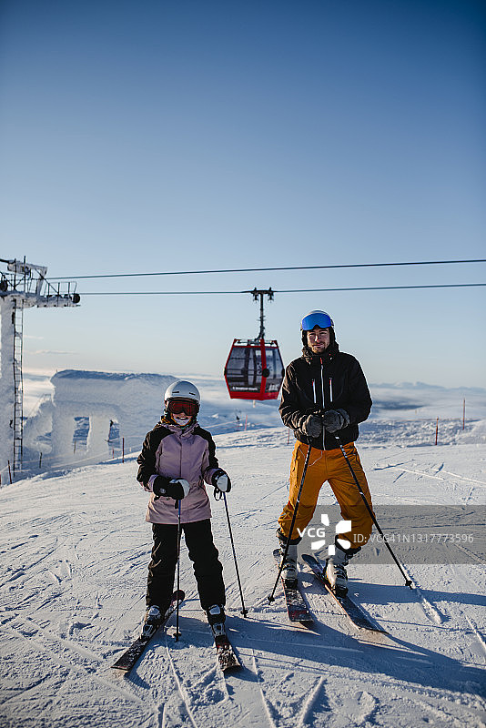 冬天人们在滑雪场滑雪图片素材