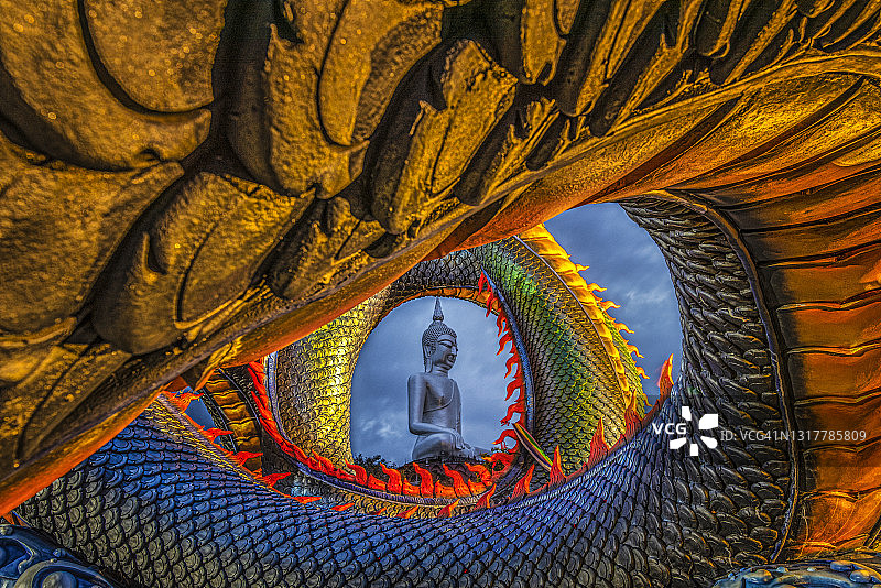 大那迦蛇雕像的特写尾巴围绕着大佛像在Wat Phu Manorom, Mukdahan，泰国图片素材