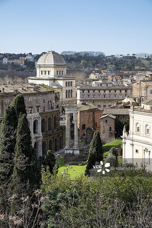 意大利，罗马，马塞勒斯剧院，以罗马犹太会堂为背景图片素材