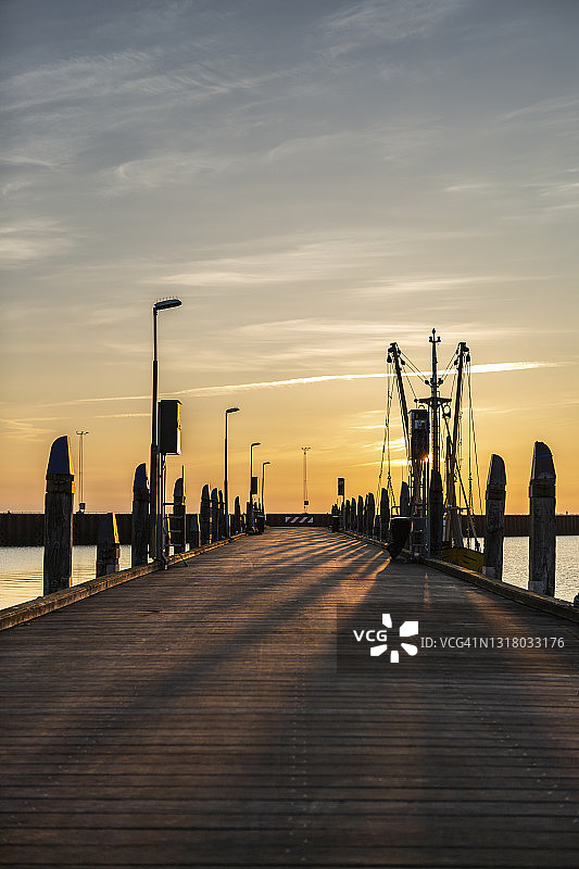 丹麦，罗莫，日落时分的空码头图片素材