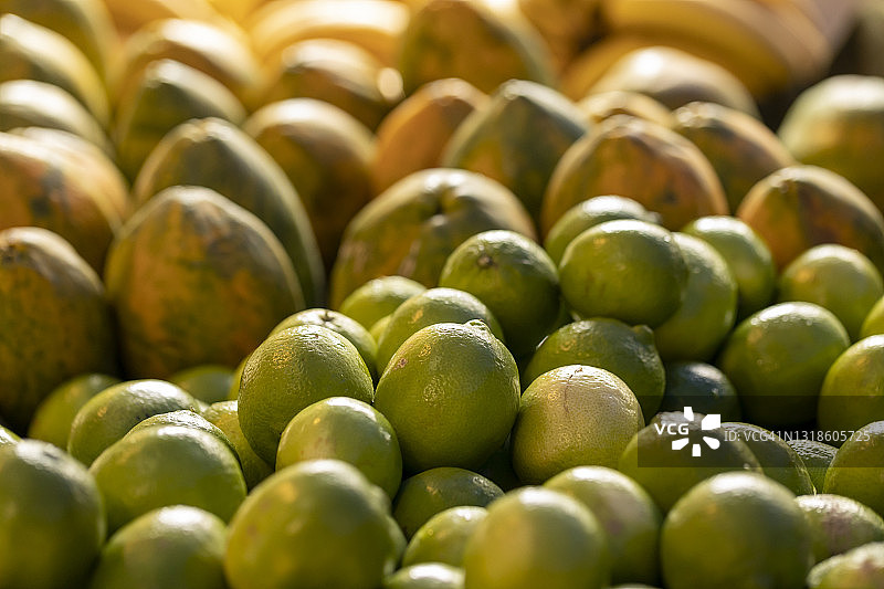 一串柑橘，柠檬和木瓜
在当地市场买水果图片素材