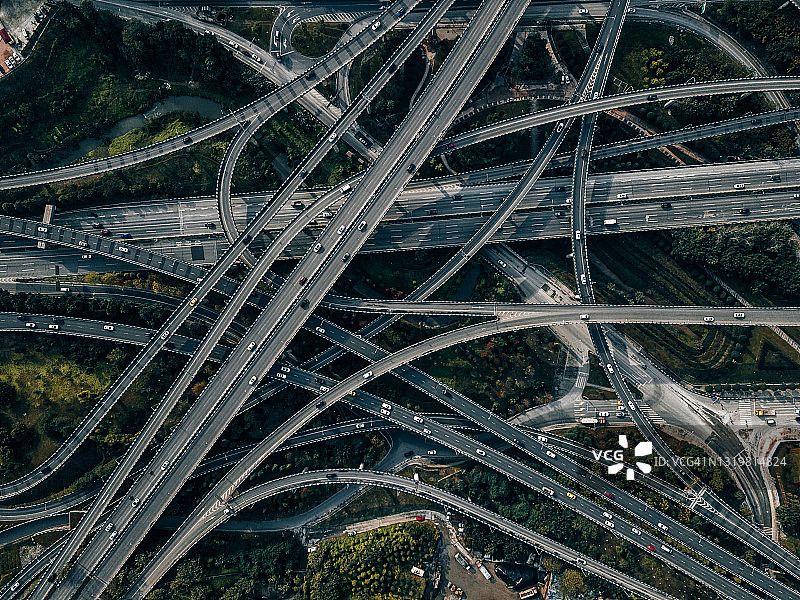 复杂的立交桥和繁忙的交通图片素材