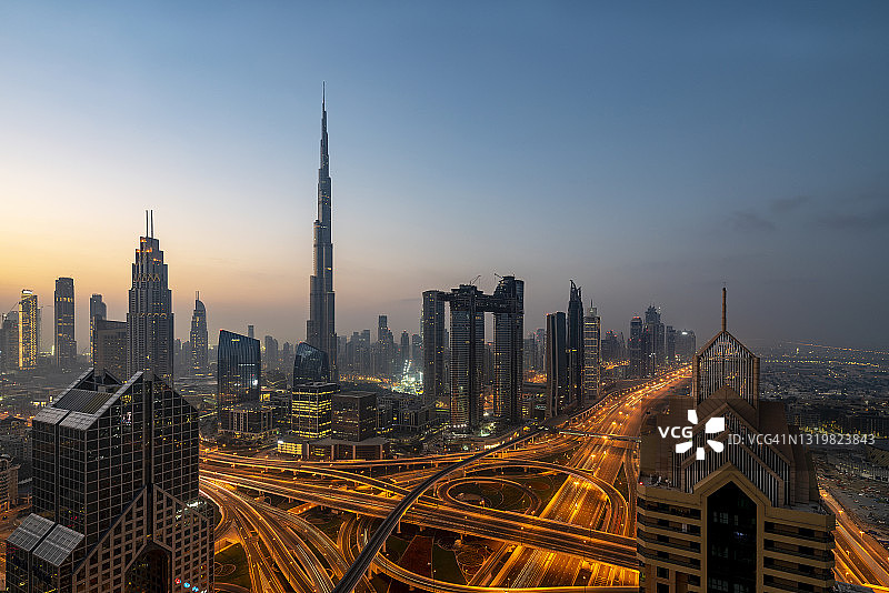 日出时迪拜的城市天际线图片素材