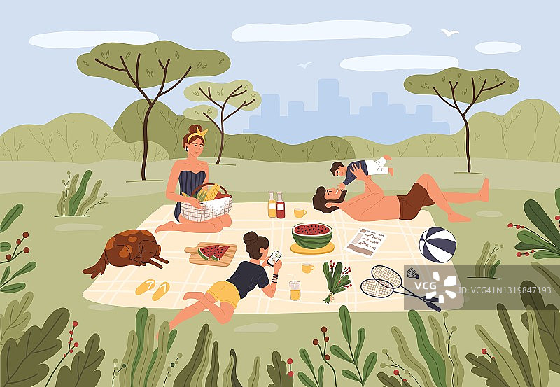 家庭野餐。快乐的父母和孩子一起在城市公园放松。夏季户外家庭活动矢量插图图片素材