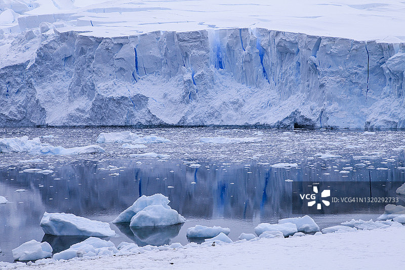 沿海岸线看冰川裂缝图片素材