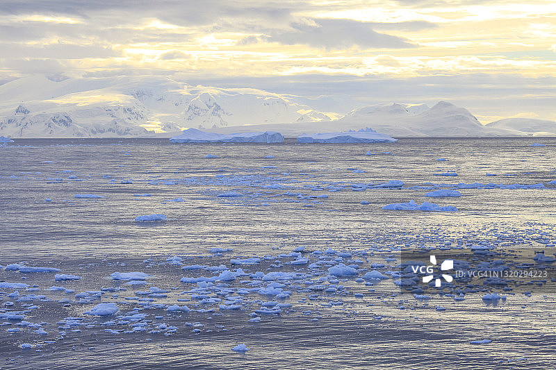 漂浮在海上的冰山图片素材