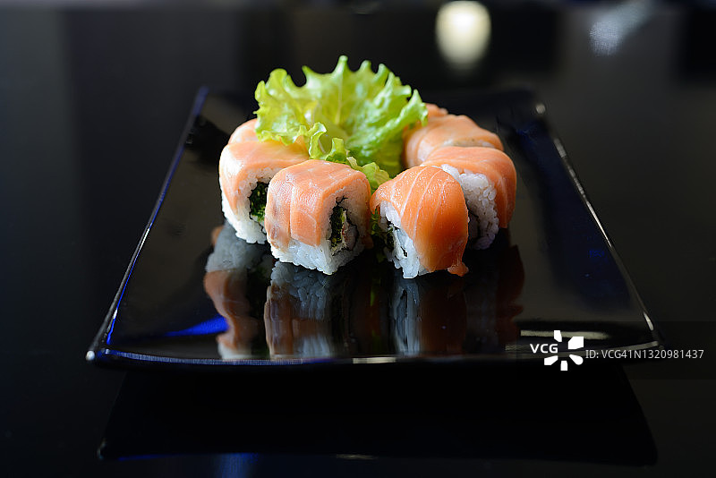 黑色盘子上的日本寿司。图片素材
