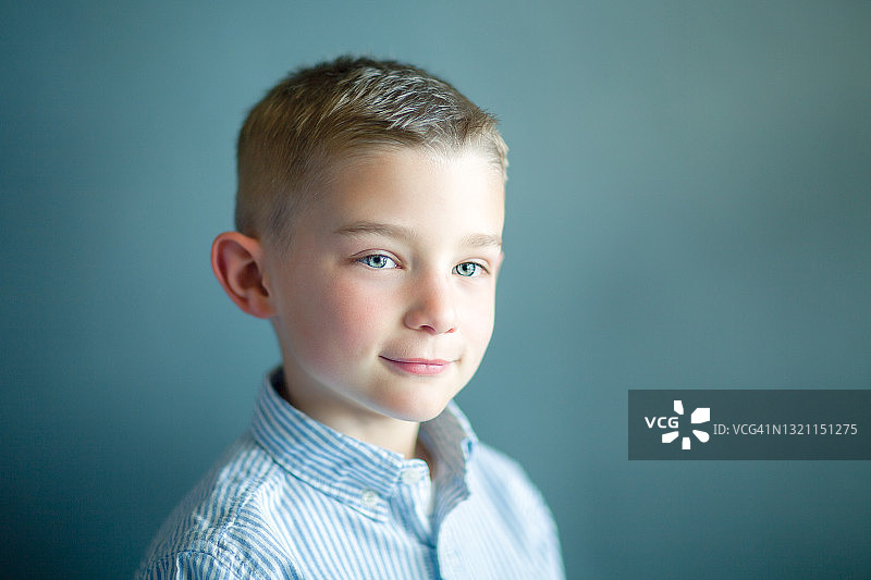 一个金发蓝眼男孩的肖像图片素材